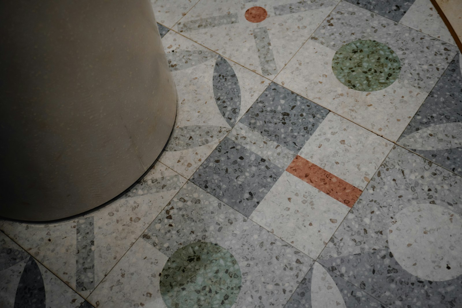 Caféboden mit Terrazzo-Fliesen