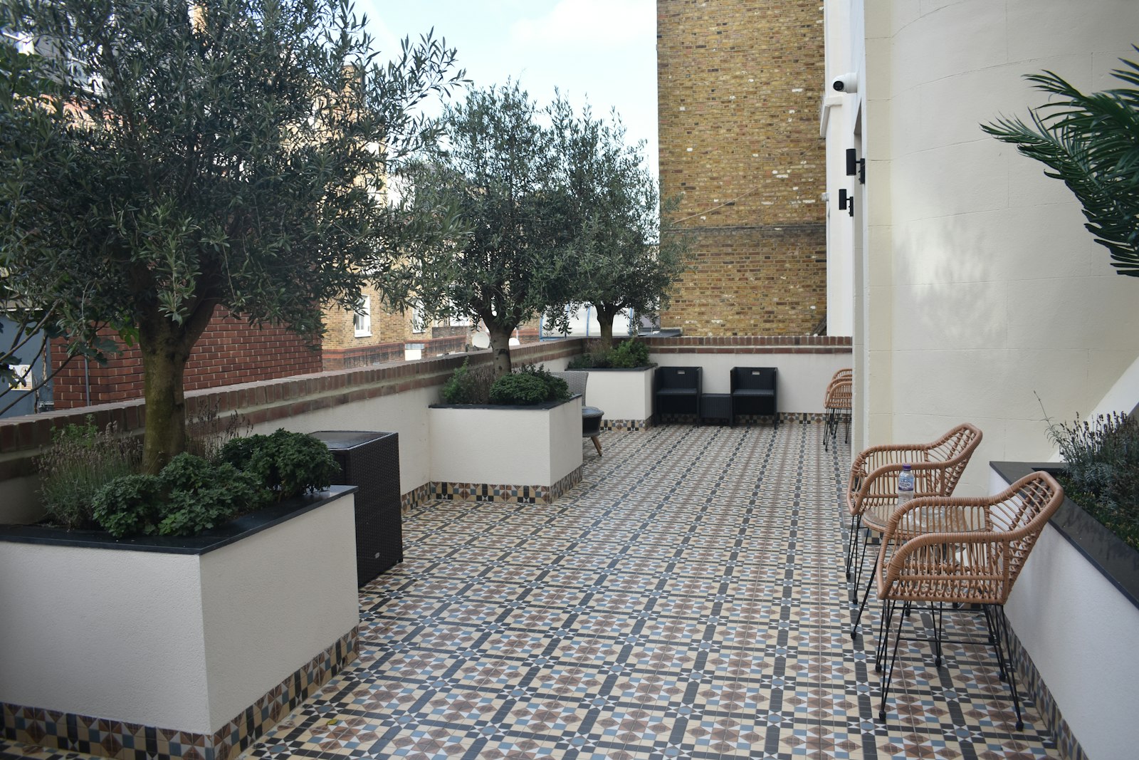 Dachterrasse mit anthrazitfarbenen Platten auf Stelzlagern