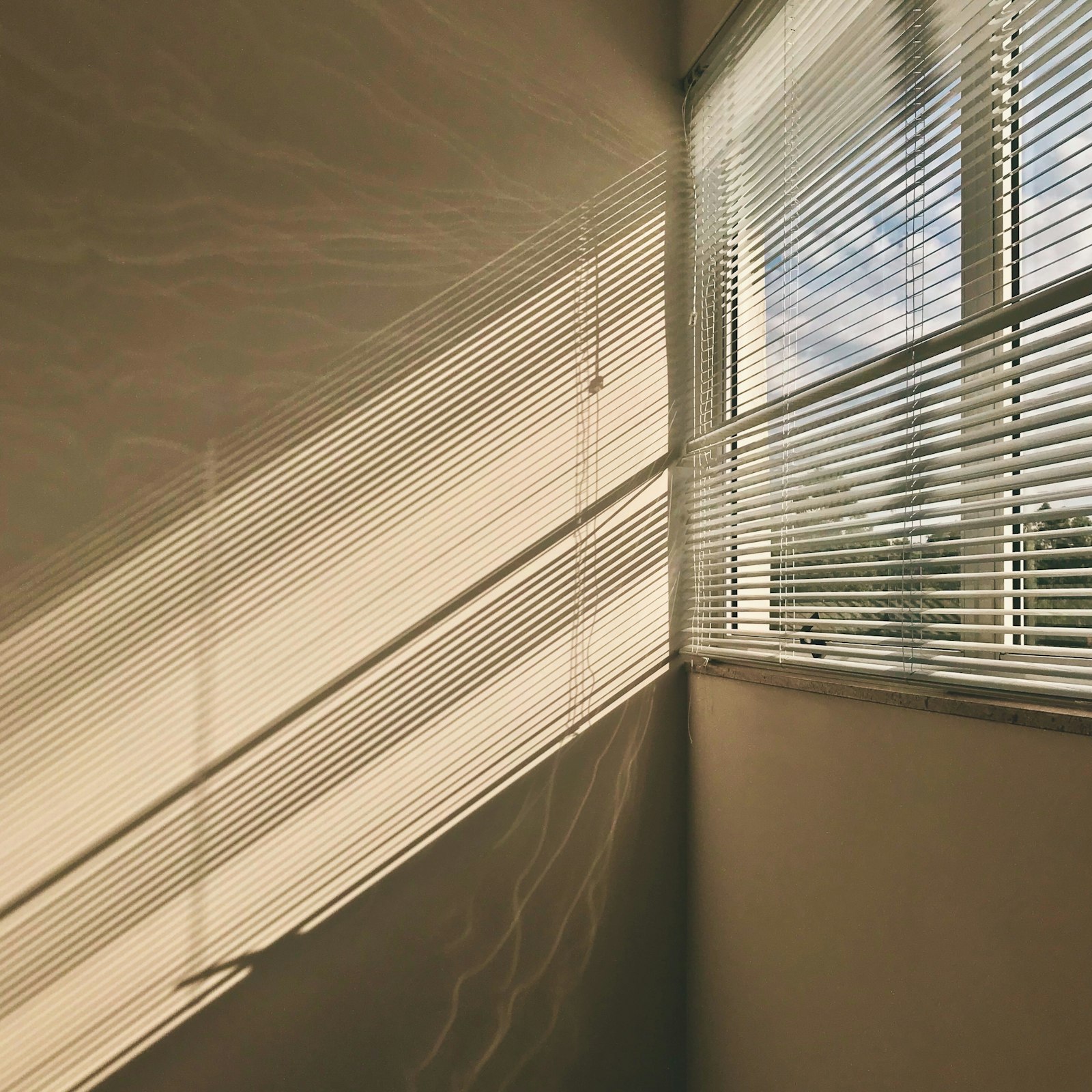 Penthouse-Fenster mit elektrischem Raffstore