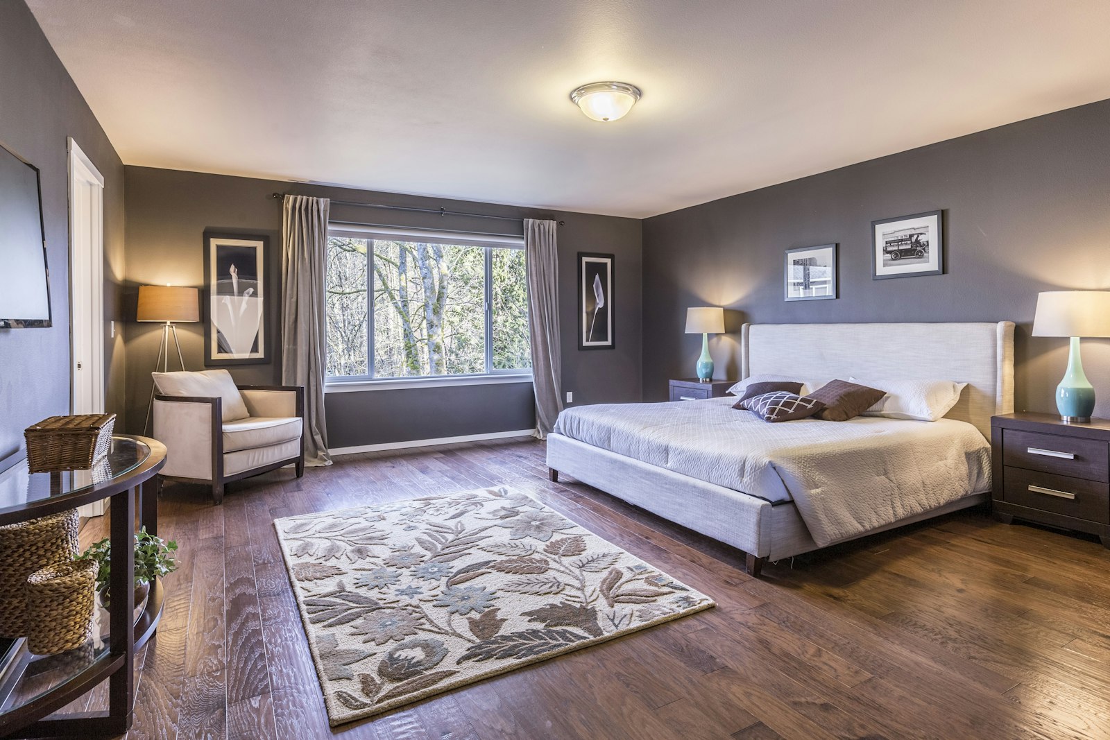 Schlafzimmer mit neu verlegtem Laminatboden